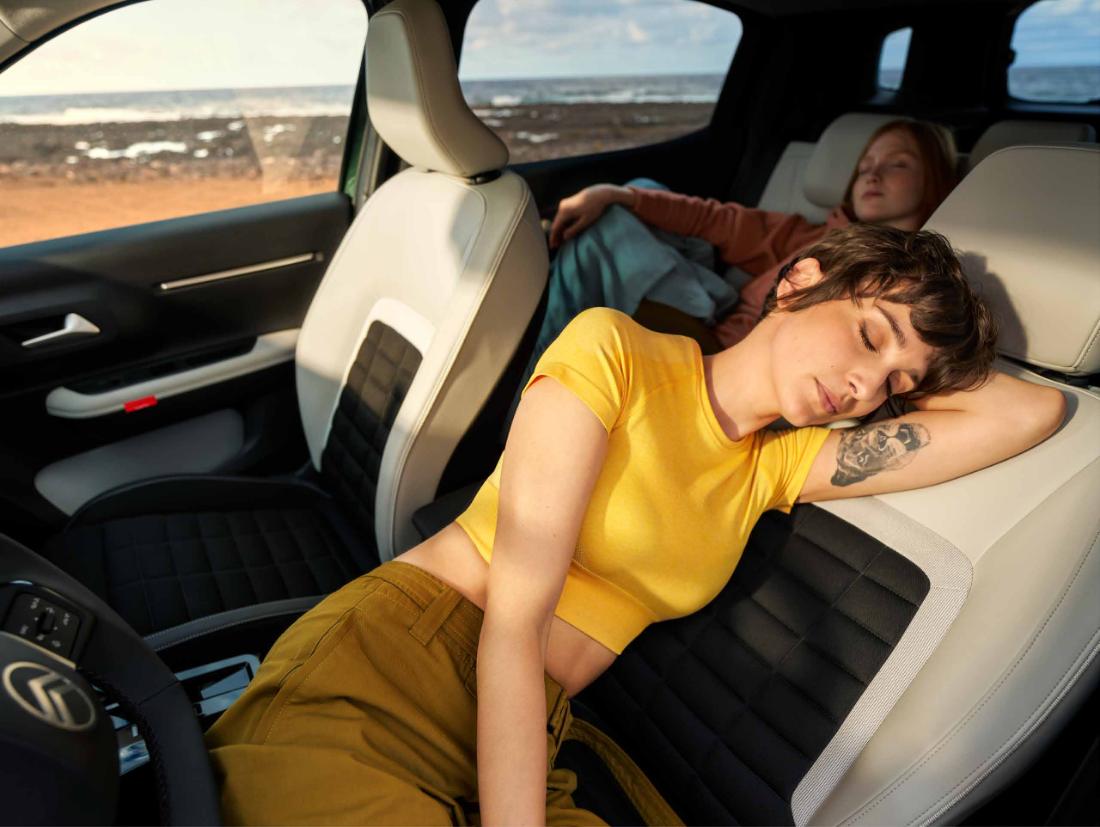 Espacio en la segunda fila del Citroën Aircross Max Híbrida
