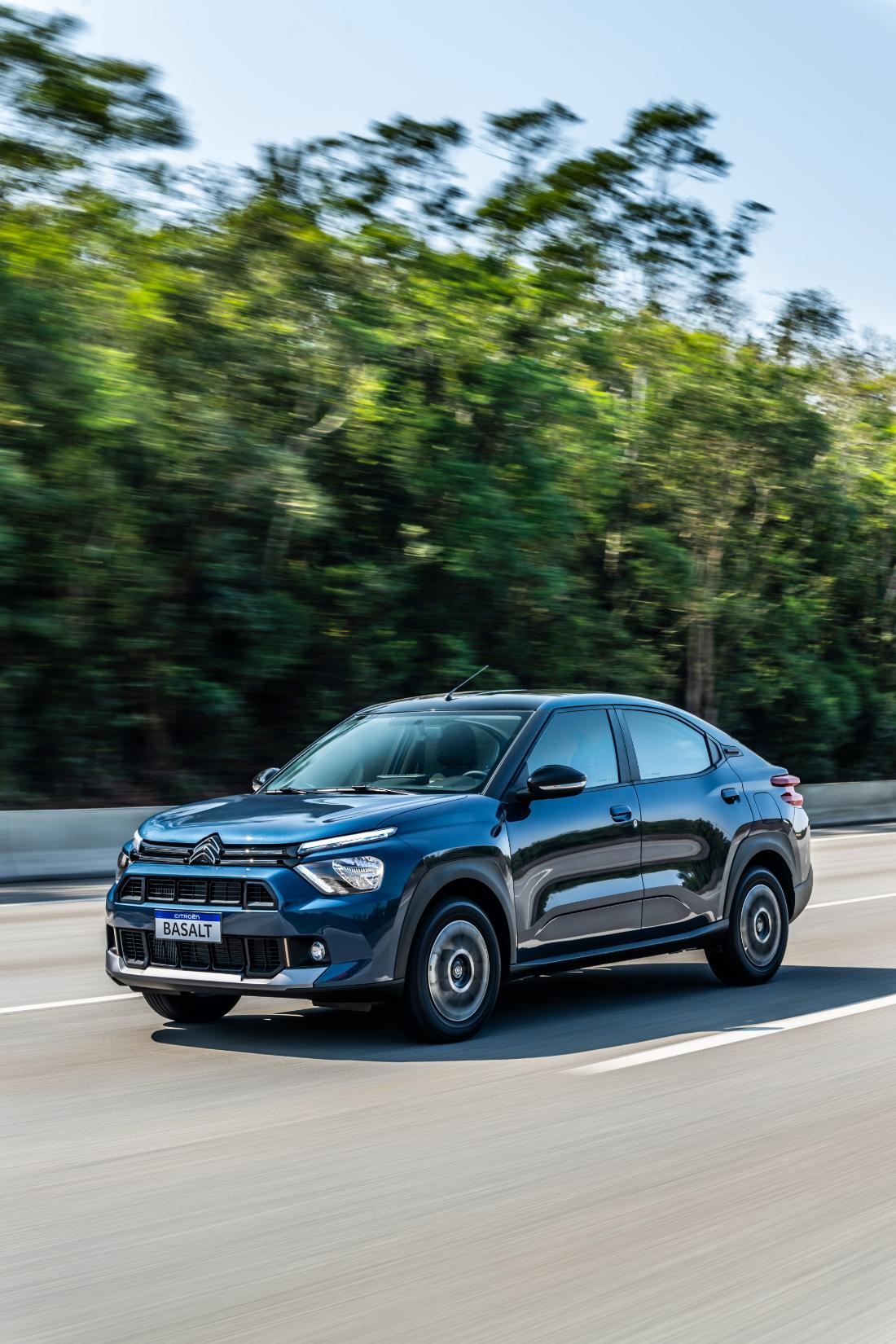 Citroën Basalt azul en carretera de montaña
