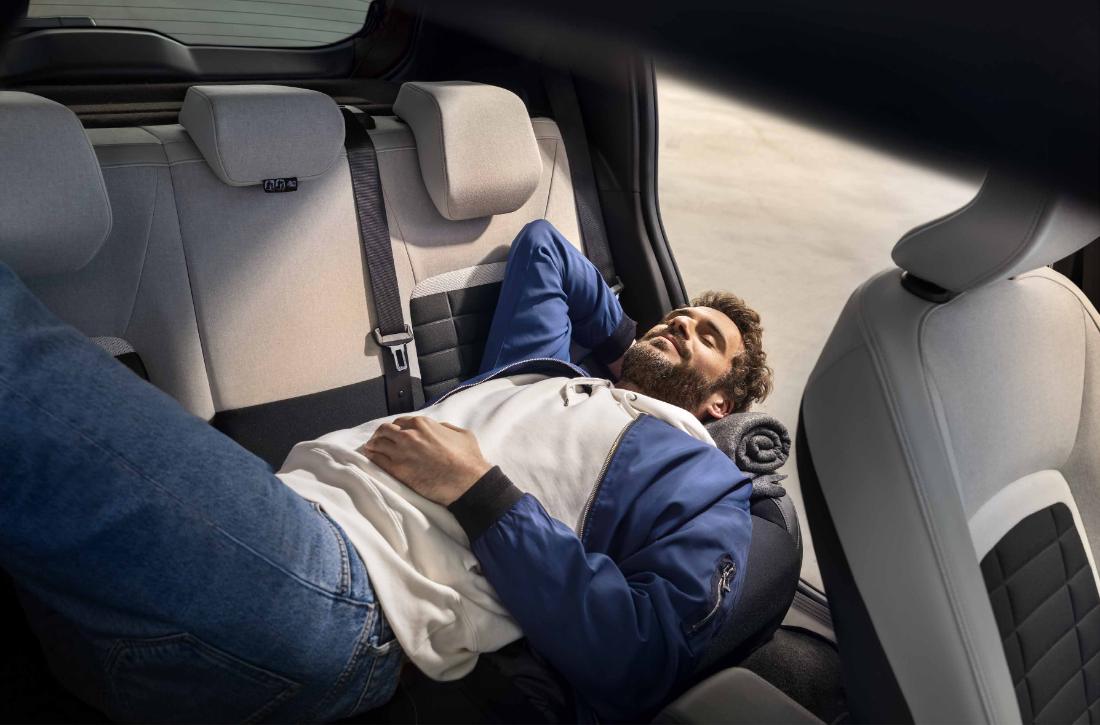 Espacio en la segunda fila del Citroën C3 Max Híbrida